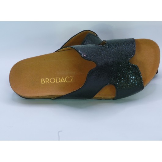 Klapki damskie skórzane Brodacz Fusbet – czarny lakier
