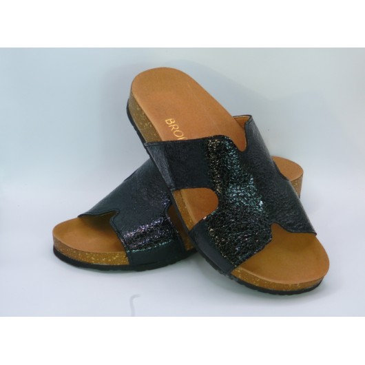 Klapki damskie skórzane Brodacz Fusbet – czarny lakier