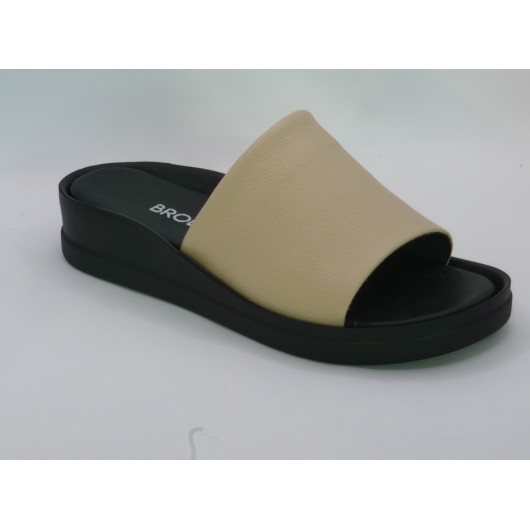 Klapki damskie skórzane Brodacz – beżowe na czarnym spodzie