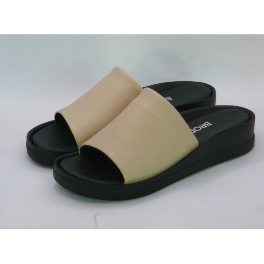 Klapki damskie skórzane Brodacz – beżowe na czarnym spodzie