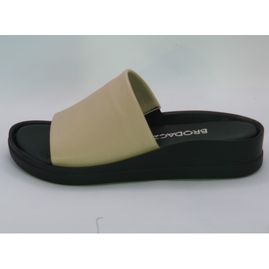 Klapki damskie skórzane Brodacz – beżowe na czarnym spodzie