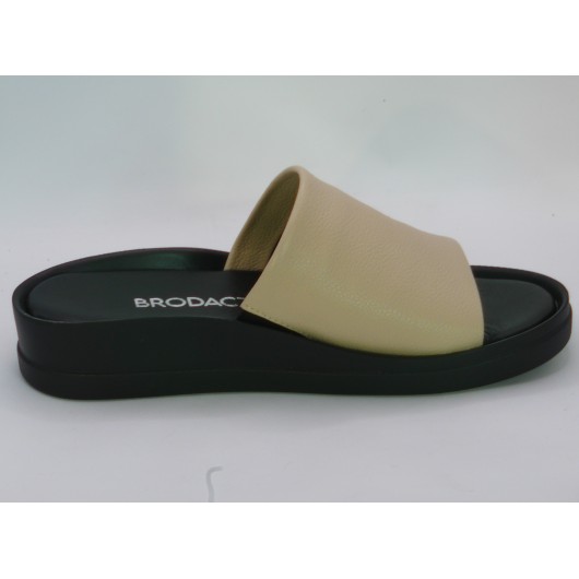 Klapki damskie skórzane Brodacz – beżowe na czarnym spodzie