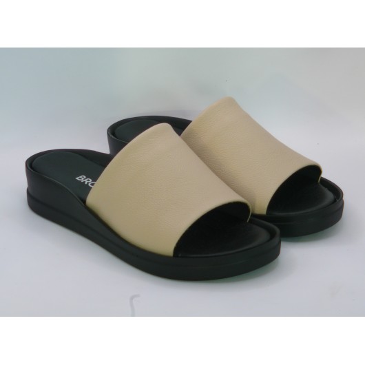 Klapki damskie skórzane Brodacz – beżowe na czarnym spodzie