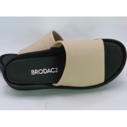 Klapki damskie skórzane Brodacz – beżowe na czarnym spodzie