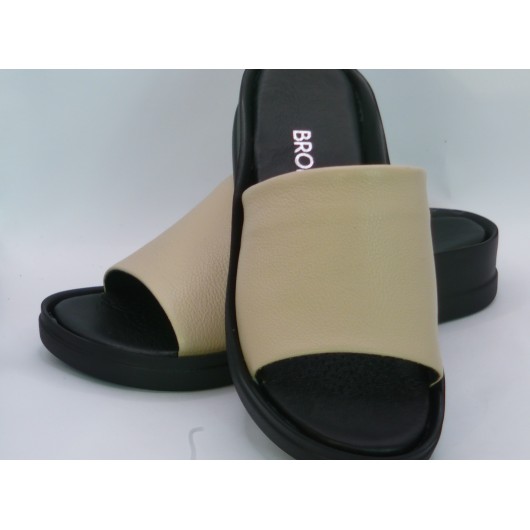 Klapki damskie skórzane Brodacz – beżowe na czarnym spodzie