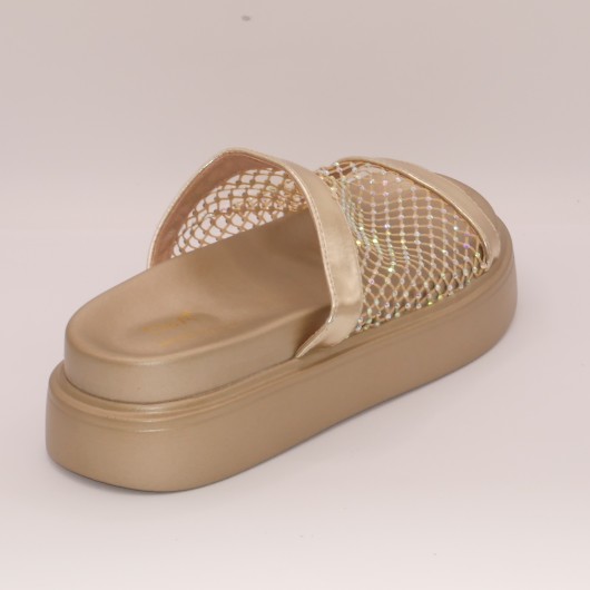 Złote klapki damskie D&A z siatką na platformie – modne, lekkie i przewiewne