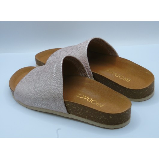 Klapki skórzane Brodacz na niskim spodzie typu fusbet