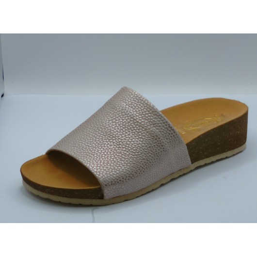 Klapki skórzane Jaromin na niskim koturnie, złote przecierane, fusbet