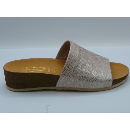 Klapki skórzane Jaromin na niskim koturnie, złote przecierane, fusbet