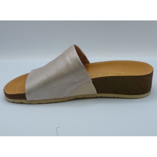 Klapki skórzane Jaromin na niskim koturnie, złote przecierane, fusbet