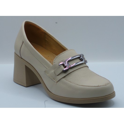 Beżowe półbuty skórzane Brodacz w stylu retro.