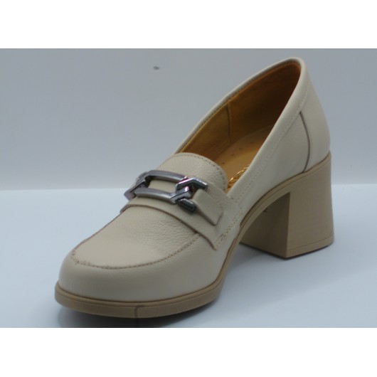 Beżowe półbuty skórzane Brodacz w stylu retro.