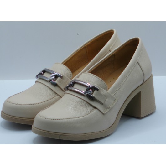 Beżowe półbuty skórzane Brodacz w stylu retro.