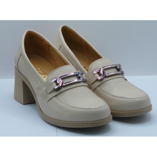 Beżowe półbuty skórzane Brodacz w stylu retro.