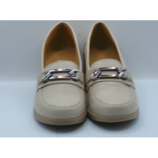 Beżowe półbuty skórzane Brodacz w stylu retro.