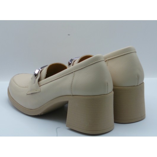 Beżowe półbuty skórzane Brodacz w stylu retro.
