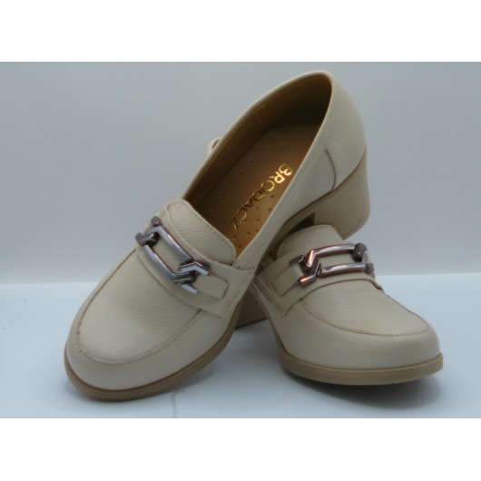 Beżowe półbuty skórzane Brodacz w stylu retro.