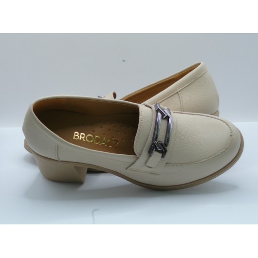 Beżowe półbuty skórzane Brodacz w stylu retro.
