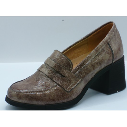 Półbuty damskie skórzane Brodacz – beżowe lakierowane.