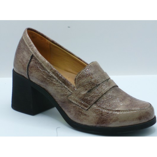 Półbuty damskie skórzane Brodacz – beżowe lakierowane.