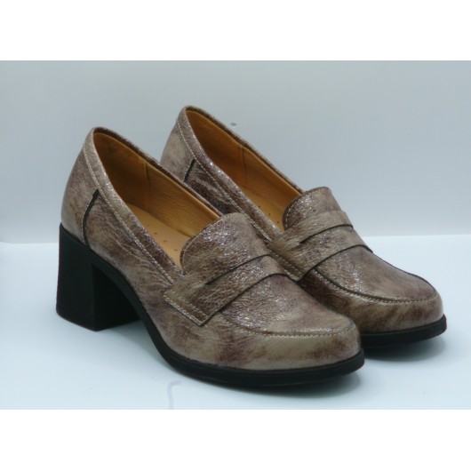 Półbuty damskie skórzane Brodacz – beżowe lakierowane.