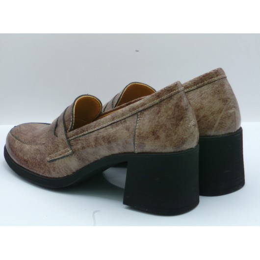 Półbuty damskie skórzane Brodacz – beżowe lakierowane.