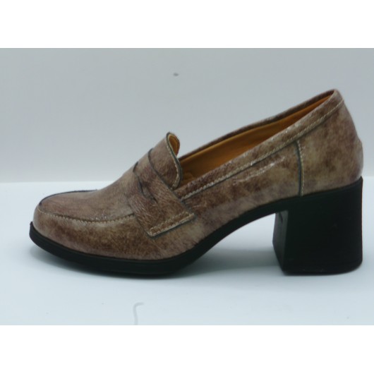 Półbuty damskie skórzane Brodacz – beżowe lakierowane.