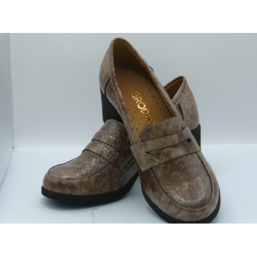 Półbuty damskie skórzane Brodacz – beżowe lakierowane.