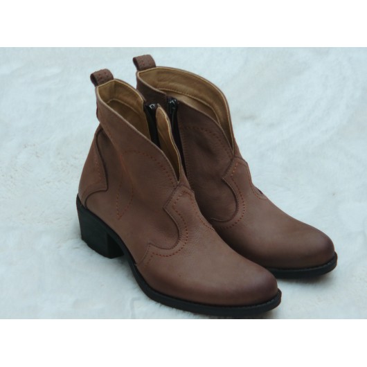 Ciemnobeżowe kowbojki damskie Brodacz ze skóry naturalnej.
