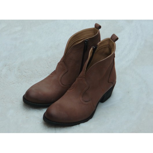 Ciemnobeżowe kowbojki damskie Brodacz ze skóry naturalnej.