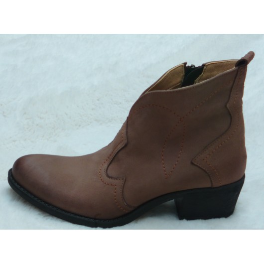 Ciemnobeżowe kowbojki damskie Brodacz ze skóry naturalnej.