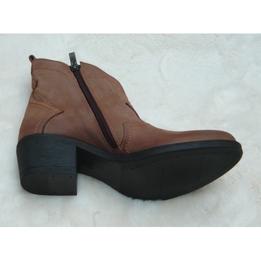 Ciemnobeżowe kowbojki damskie Brodacz ze skóry naturalnej.