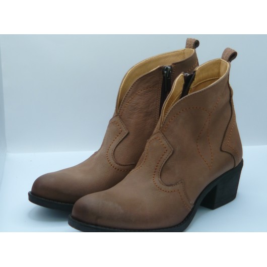 Ciemnobeżowe kowbojki damskie Brodacz ze skóry naturalnej.