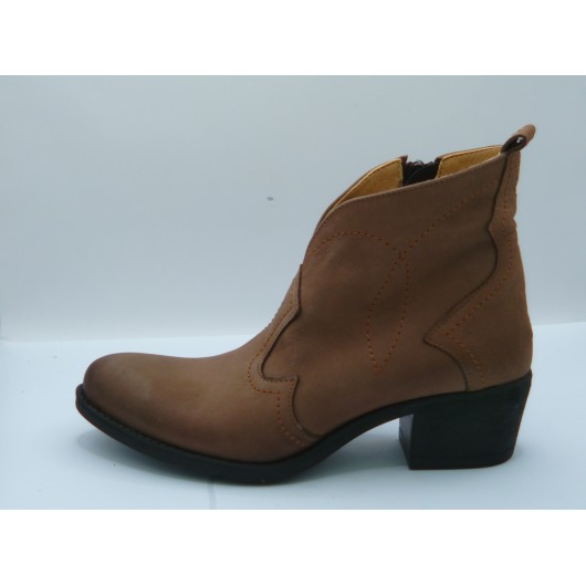 Ciemnobeżowe kowbojki damskie Brodacz ze skóry naturalnej.