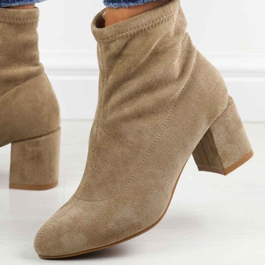 Beżowe zamszowe botki damskie na obcasie M.Daszyński 2263-13 – elegancja i wygoda