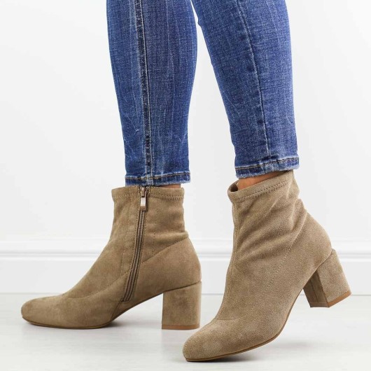 Beżowe zamszowe botki damskie na obcasie M.Daszyński 2263-13 – elegancja i wygoda