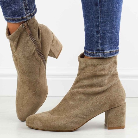 Beżowe zamszowe botki damskie na obcasie M.Daszyński 2263-13 – elegancja i wygoda