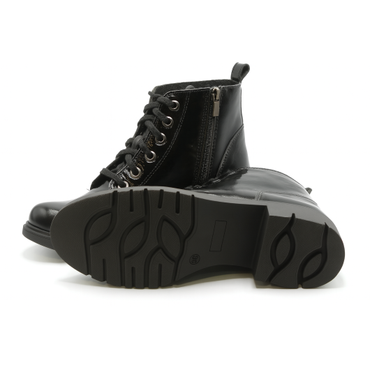 Skórzane trzewiki damskie Jaromin – czarne lakierowane botki na obcasie