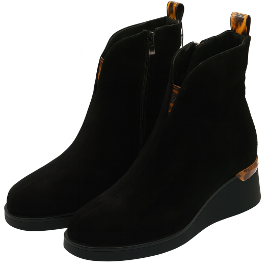 Welurowe botki damskie T. Sokolski na koturnie – modne i wygodne buty na jesień i zimę.