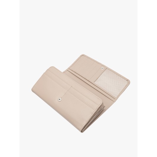 Beżowy skórzany portfel damski ze srebrnymi detalami