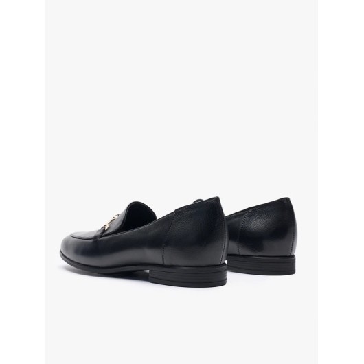 Skórzane mokasyny damskie Ryłko – czarne ze złotą ozdobą