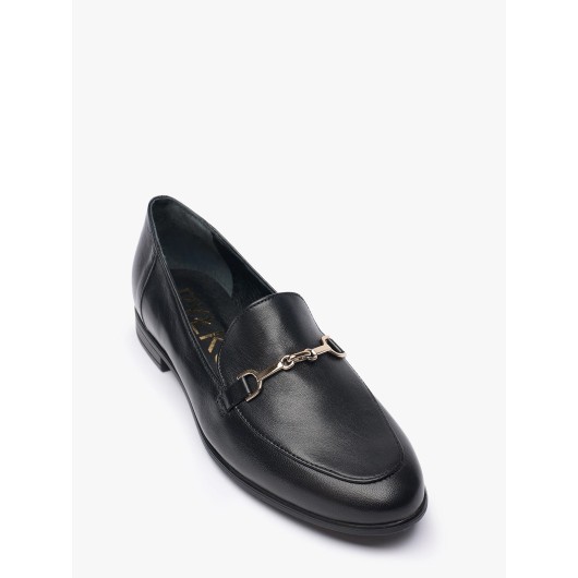 Skórzane mokasyny damskie Ryłko – czarne ze złotą ozdobą