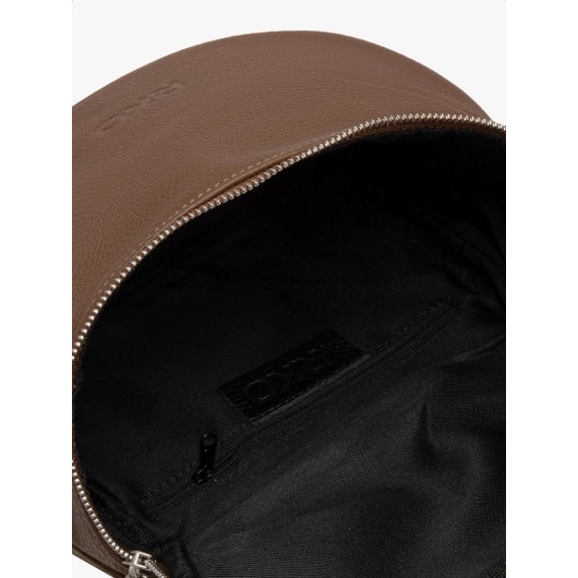 Brązowa torebka skórzana typu crossbody na taśmie z logotypem