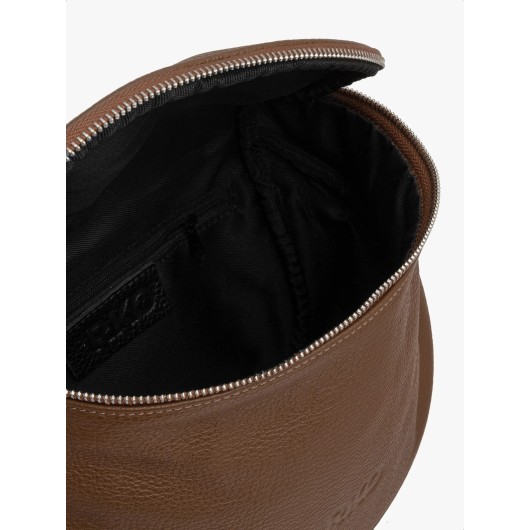 Brązowa torebka skórzana typu crossbody na taśmie z logotypem