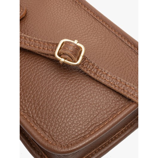 Mała, prostokątna listonoszka z łączonych skór