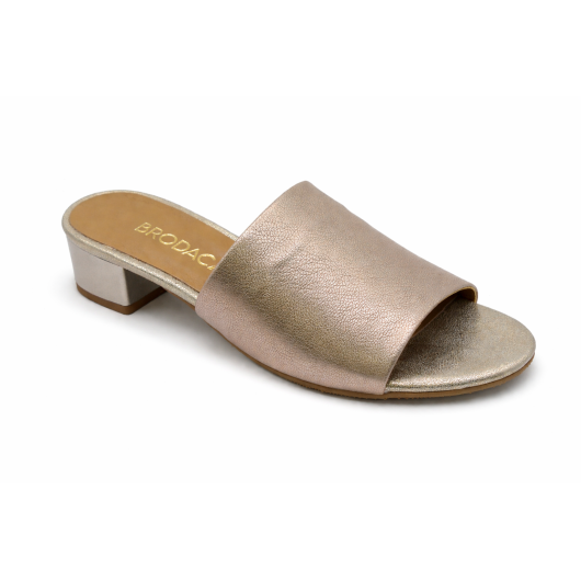 Skórzane Klapki Damskie Brodacz – Elegancja w Odcieniu Szampańskiego Złota