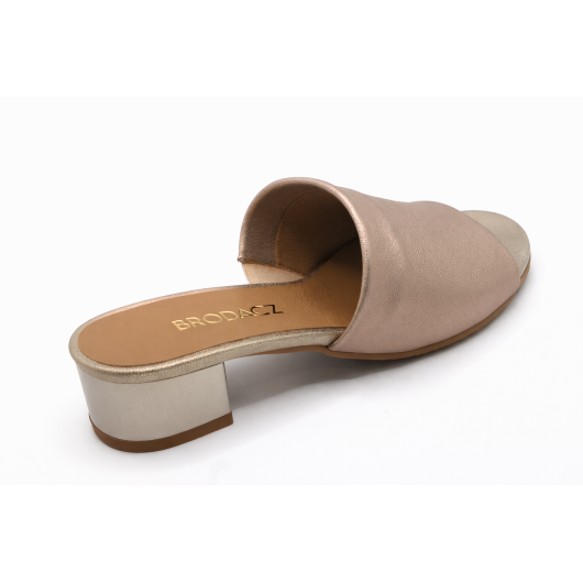 Skórzane Klapki Damskie Brodacz – Elegancja w Odcieniu Szampańskiego Złota