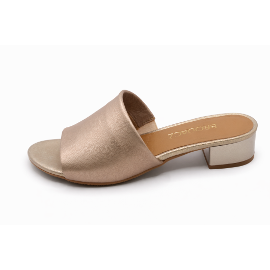 Skórzane Klapki Damskie Brodacz – Elegancja w Odcieniu Szampańskiego Złota