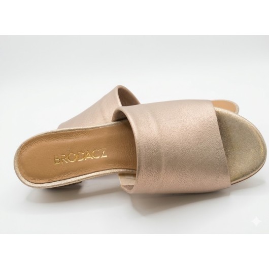 Skórzane Klapki Damskie Brodacz – Elegancja w Odcieniu Szampańskiego Złota