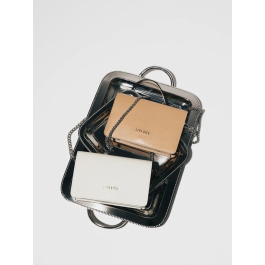 Beżowa mała torebka skórzana Ryłko na łańcuszku – elegancka listonoszka damska